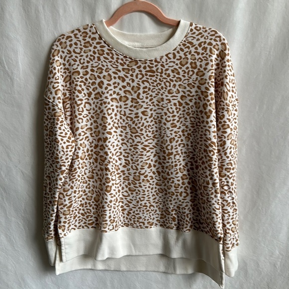Time and Tru crew neck leopard print high-low sweatshirt, size M - Picture 1 of 8